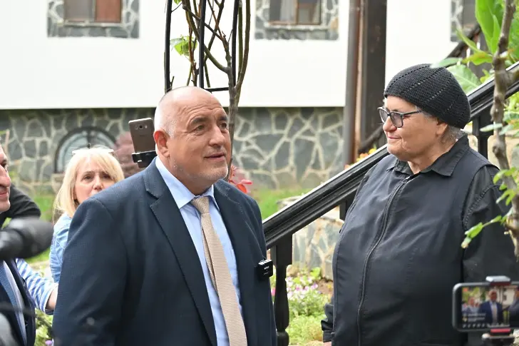 Стотици посрещнаха Бойко Борисов в Сапарева баня, лидерът на ГЕРБ заяви: Без голяма разлика, няма как да направим правителство и пак ще влезем в цикъл на избори