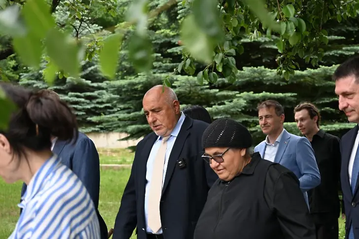 Стотици посрещнаха Бойко Борисов в Сапарева баня, лидерът на ГЕРБ заяви: Без голяма разлика, няма как да направим правителство и пак ще влезем в цикъл на избори