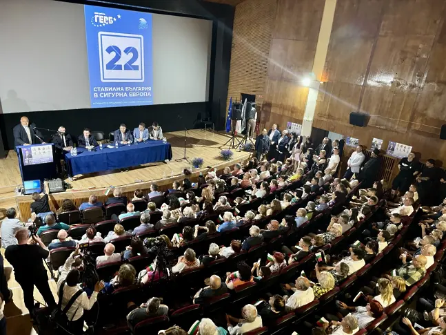 Стотици посрещнаха Бойко Борисов в Сапарева баня, лидерът на ГЕРБ заяви: Без голяма разлика, няма как да направим правителство и пак ще влезем в цикъл на избори