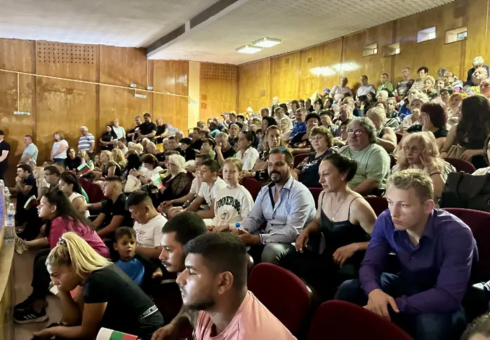 Стотици посрещнаха Бойко Борисов в Сапарева баня, лидерът на ГЕРБ заяви: Без голяма разлика, няма как да направим правителство и пак ще влезем в цикъл на избори