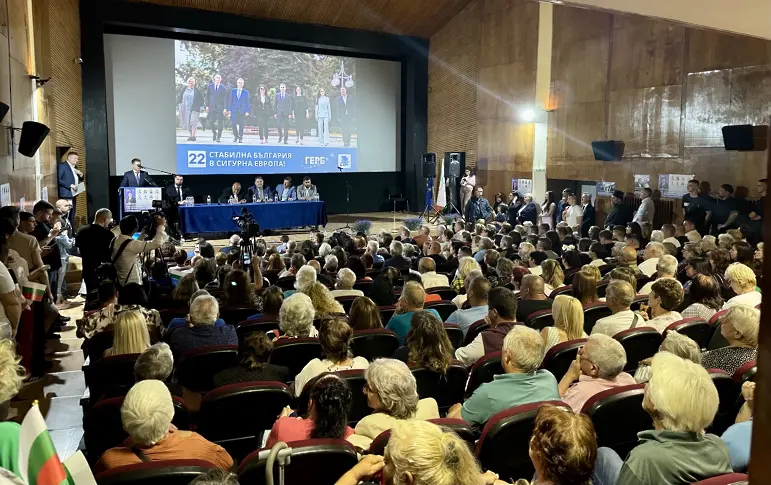 Стотици посрещнаха Бойко Борисов в Сапарева баня, лидерът на ГЕРБ заяви: Без голяма разлика, няма как да направим правителство и пак ще влезем в цикъл на избори