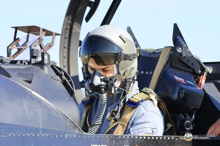 Успешни първи самостоятелни полети на самолет “PILATUS” РС-9М изпълниха курсантите-летци от Випуск 2024 г. 