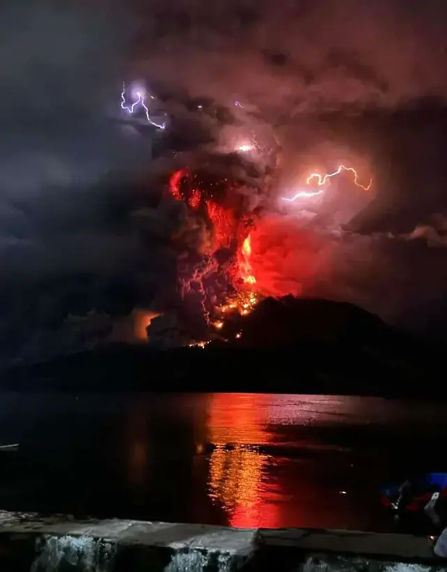 Вулкан в Индонезия изригна три пъти и изхвърли 5-километрова кула от пепел (видео)