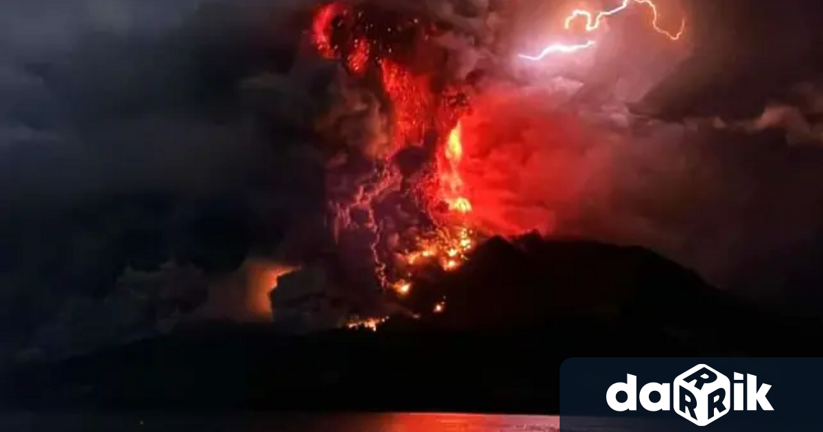 Вулкан в източната част на Индонезия изригна три пъти изхвърляйки