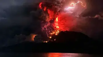 Вулкан в Индонезия изригна три пъти и изхвърли 5-километрова кула от пепел (видео)
