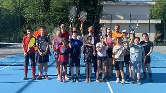 Тенис корт с професионална настилка за тренировка при мокро време и през зимата бе открит в Севлиево