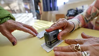 На хартия или с машина: Как можем да гласуваме днес?