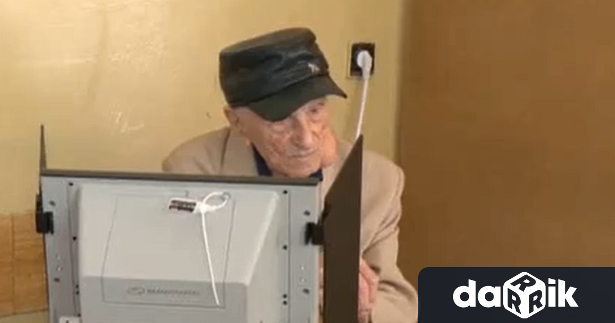 Най възрастният избирател във Варна гласува машинно в училище Ал