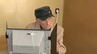 104-годишен избирател гласува с машина във Варна