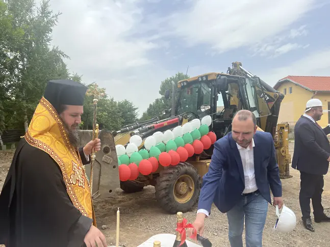  Кметът на Община Кюстендил направи алегорична първа копка на Младежки център Кюстендил 