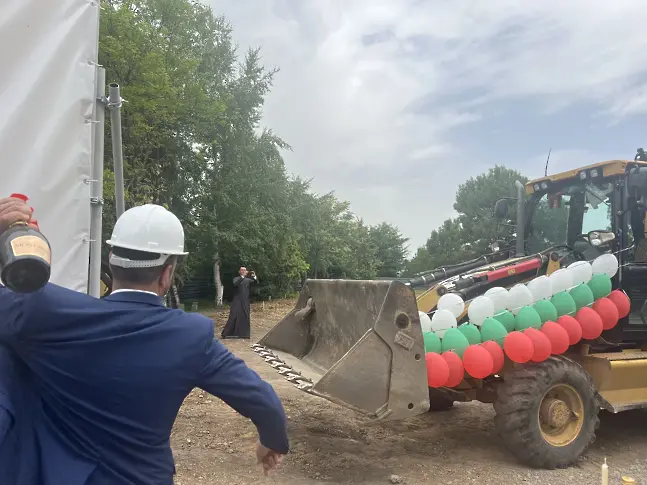  Кметът на Община Кюстендил направи алегорична първа копка на Младежки център Кюстендил 