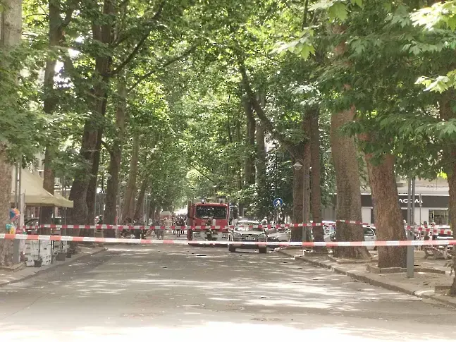 Отцепиха централна улица в Бургас. Десетки са евакуирани, заради съмнителeн куфар 