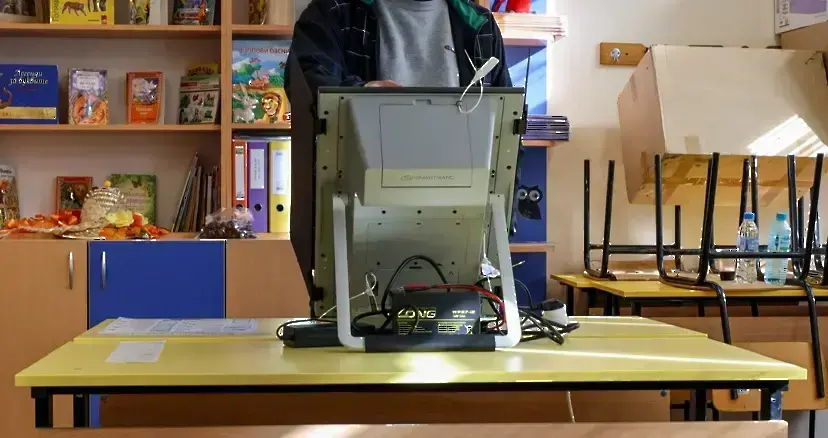 Проблеми с машините бавят гласуването в „лидерския район“ в София