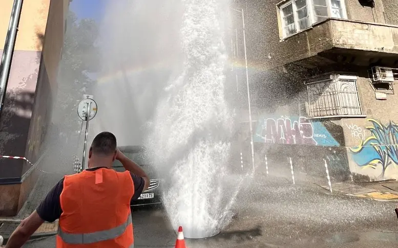 20-метров гейзер с вряла вода блокира движението в центъра на София (видео)