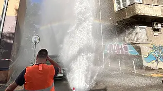20-метров гейзер с вряла вода блокира движението в центъра на София (видео)