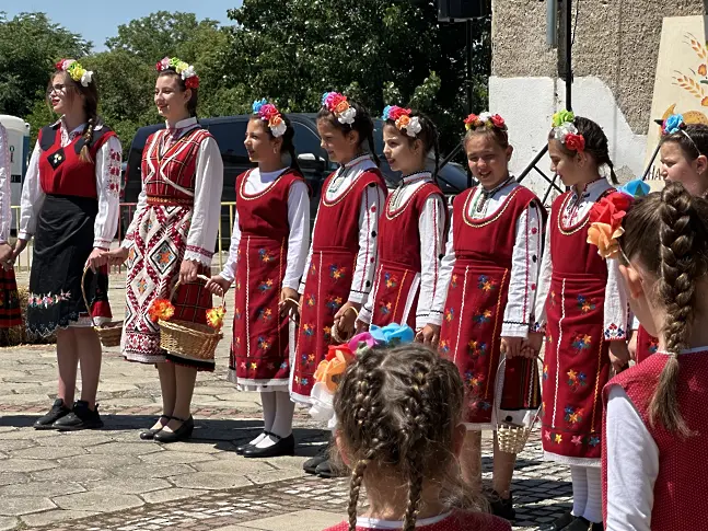 Крушаре събра любители на българския фолклор на “На събор край Тунджа