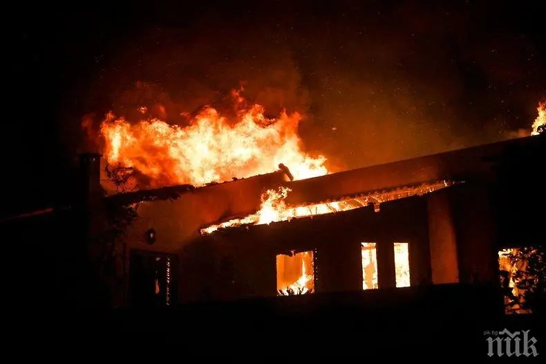 Пожарникарите на Козлодуй загасиха пожар в необитаем имот в с. Бутан