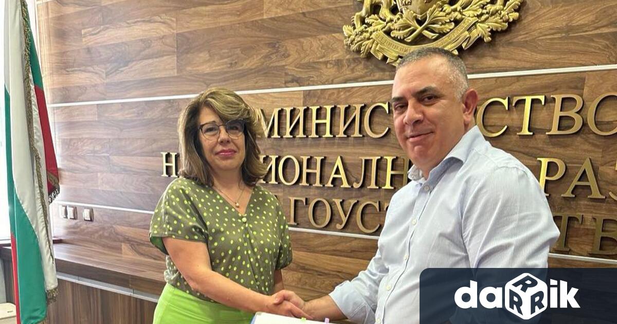 Кметът Стефан Радев и министърът на регионалното развитие Виолета Коритарова Касабова