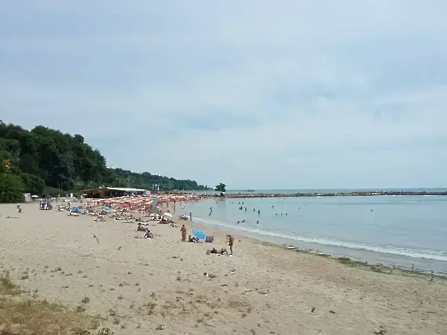 Водата в Албена е годна за къпане. В Кранево все още има проблем.