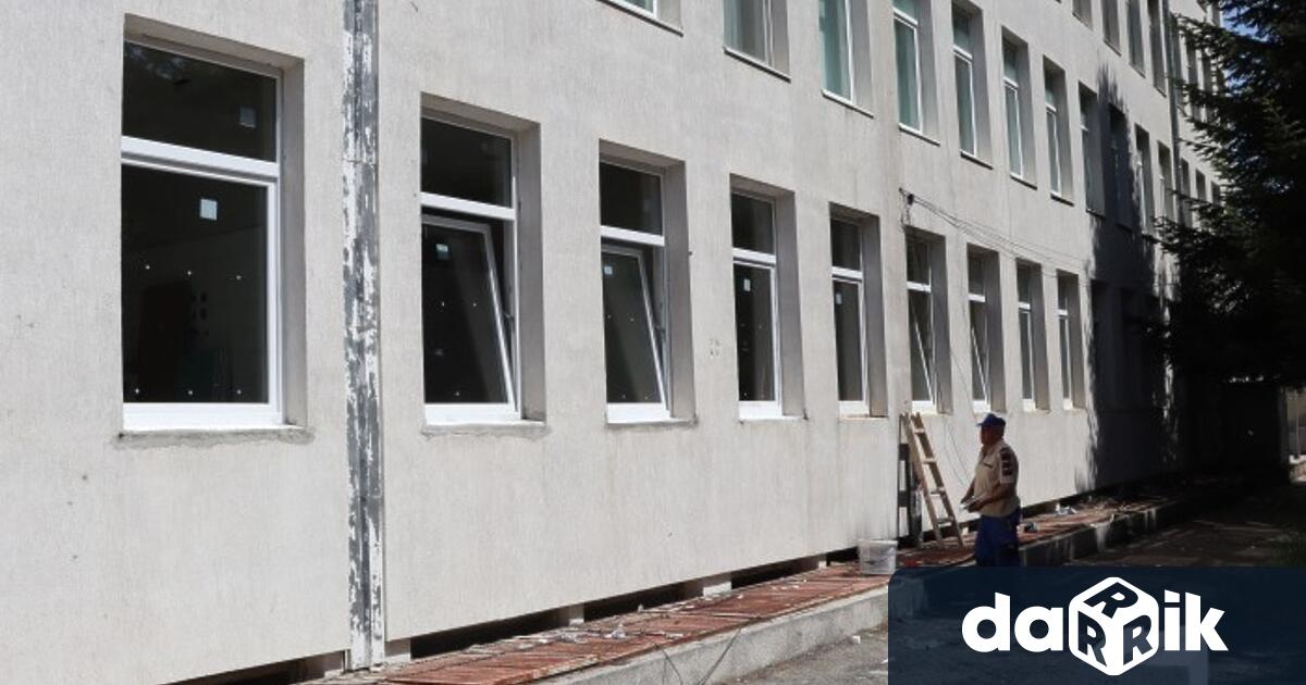 Преди дни започна ремонтът на сградата на бившата болница в