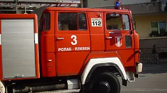 Шест екипа огнеборци гасиха пожар във фабрика за олио в Кнежа