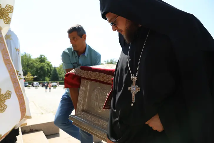 Мощите на Св. Патриарх Евтимий пристигнаха в София (снимки)