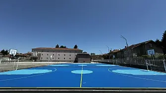 Завърши изграждането на спортната площадка със специализирана спортна настилка в двора на ОУ „Стефан Пешев“ - Севлиево