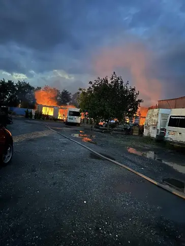 8 екипа онгеборци гасиха пожар в авторемонтна работилница в Труд