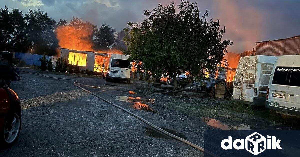 8 екипа огнеборци са гасили горяща авторемонтна работилница в стопански