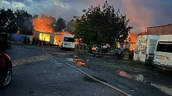 8 екипа онгеборци гасиха пожар в авторемонтна работилница в Труд