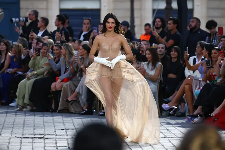 Звезди превзеха Париж за модното ревю на Vogue (видео)