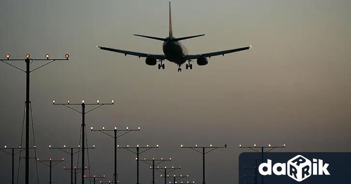 Покривът на главното летище в индийската столица Ню Делхи се
