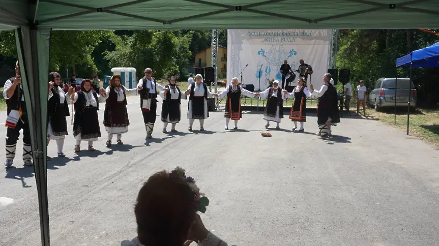 Фолклорният събор „Жива вода“ отново събра стотици хора  от цялата страна в Каран Върбовка
