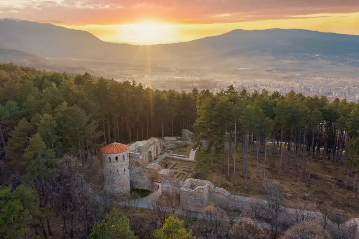 Кюстендилци посрещат заедно първите лъчи на слънцето на крепостта Хисарлъка на 30 юни и 1 юли