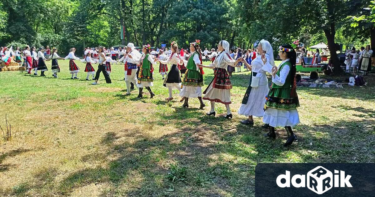 С празнично хоро на което се хванаха всички присъстващи започна