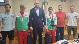 Сребърният медалист по борба от Евро`2024 за кадети Альоша Илиев с отличие от местната власт на Плевен