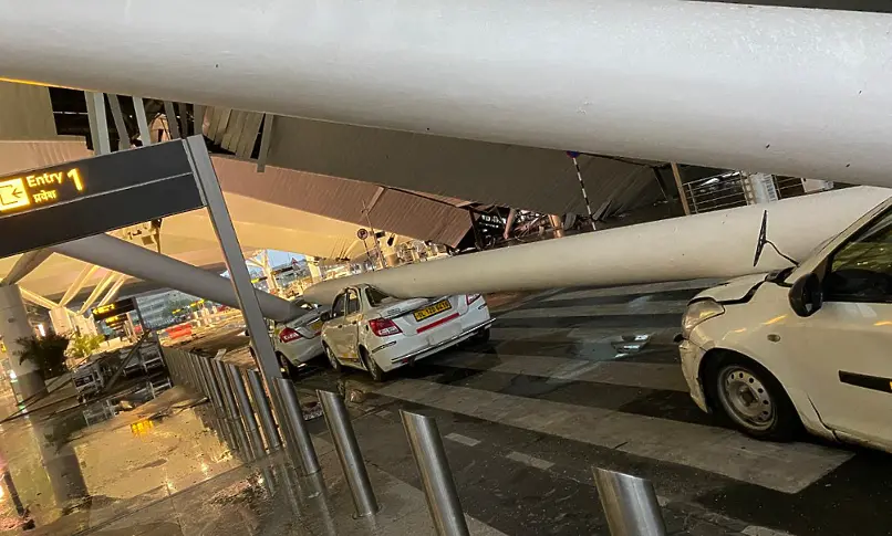 Срутване на покрив на летището в Делхи - има жертви (видео)