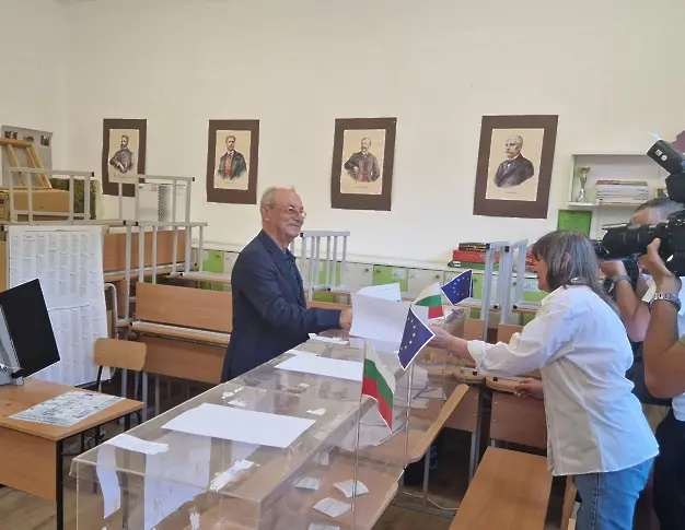Почетният председател на ДПС д-р Ахмед Доган гласува в София в кв. Бояна за изборите за Народно събрание и Европейски парламент