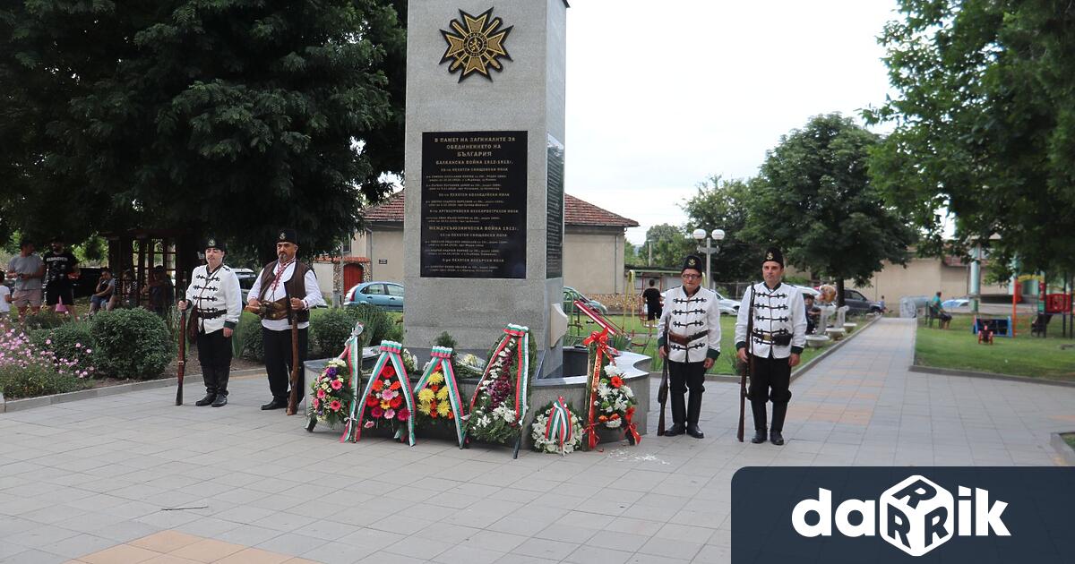 С възпоменателна церемония пред Мемориала на загиналите във войните за