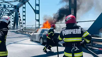 Румънски автомобил се запали в движение на Дунав мост, няма пострадали