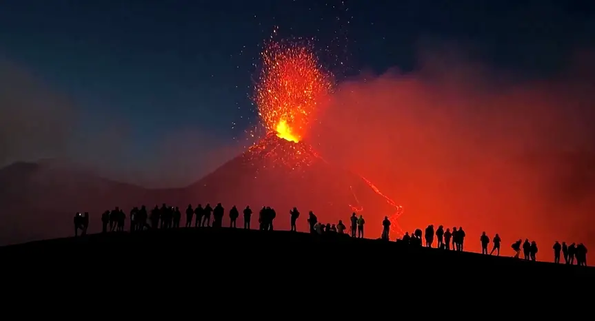 Вулканът Етна се събуди след 4 години и изригна с огнено шоу (снимки и видео)