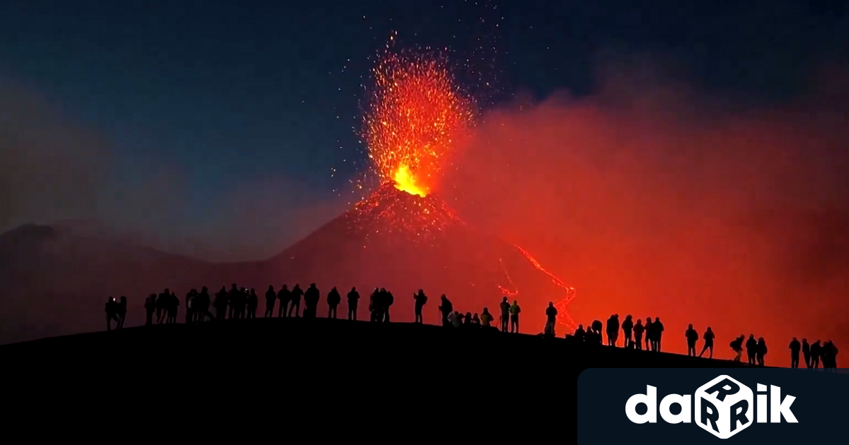 Най високият действащ вулкан в Европа изригва лава от един