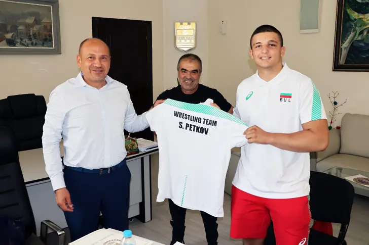 Кметът на Ловеч награди бронзовия медалист от европейското първенство по борба за кадети, Радостин Василев
