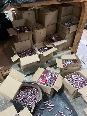 Полицията в Бургас иззе 18 000 флакона с райски газ