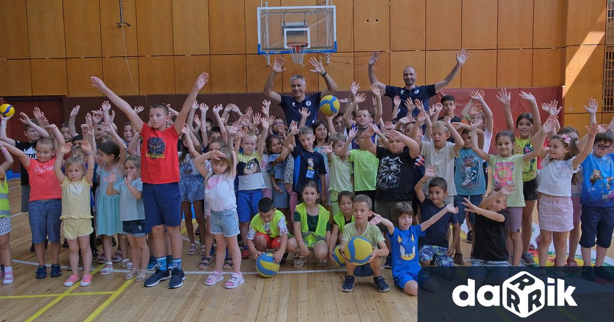 За четвърта поредна година Севлиево посрещна волейболните звезди Матей Казийски