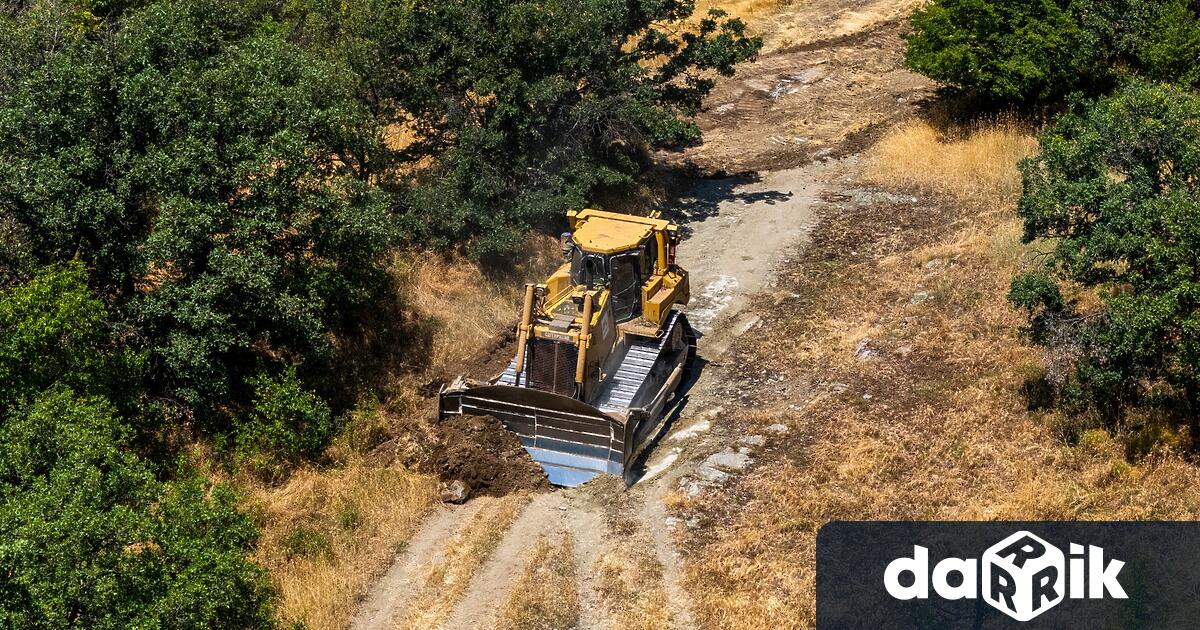 Огнеборци и булдозер от Асарел Медет се включиха в борбата с