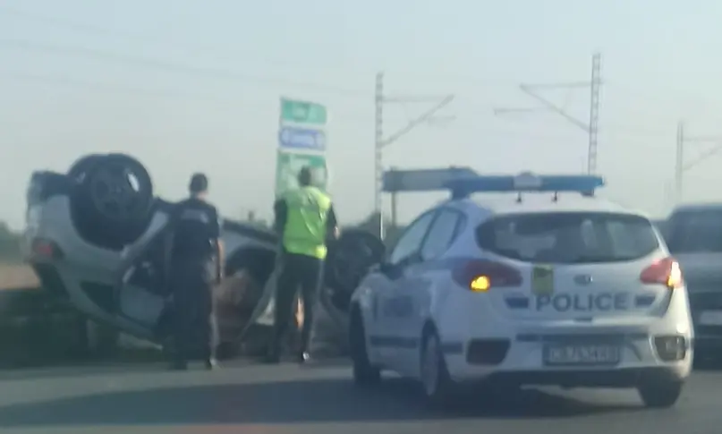 Кола се е обърна по таван на изхода на Пловдив към Калековец