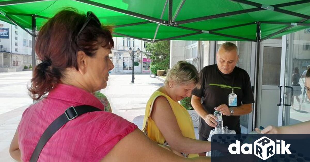 Заради очакваните високи температури в следващите дни пред сградата на