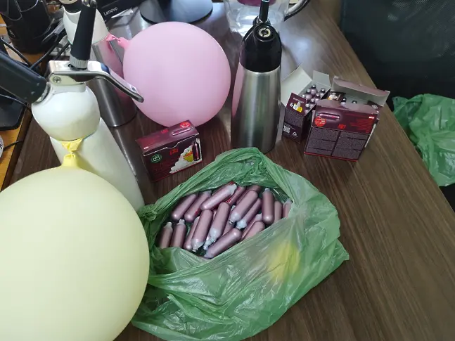 Полицията в Бургас иззе 18 000 флакона с райски газ