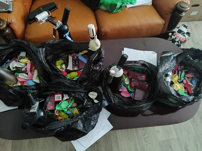 Полицията в Бургас иззе 18 000 флакона с райски газ